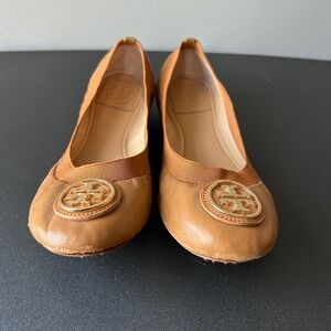 Tory Burch Carolina Ballet Flats Tan Leather Gold Logo Medallion Shoes